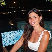 Insegnante di lettere impartisce lezioni di storia per studenti della scuola secondaria di primo e secondo grado e università